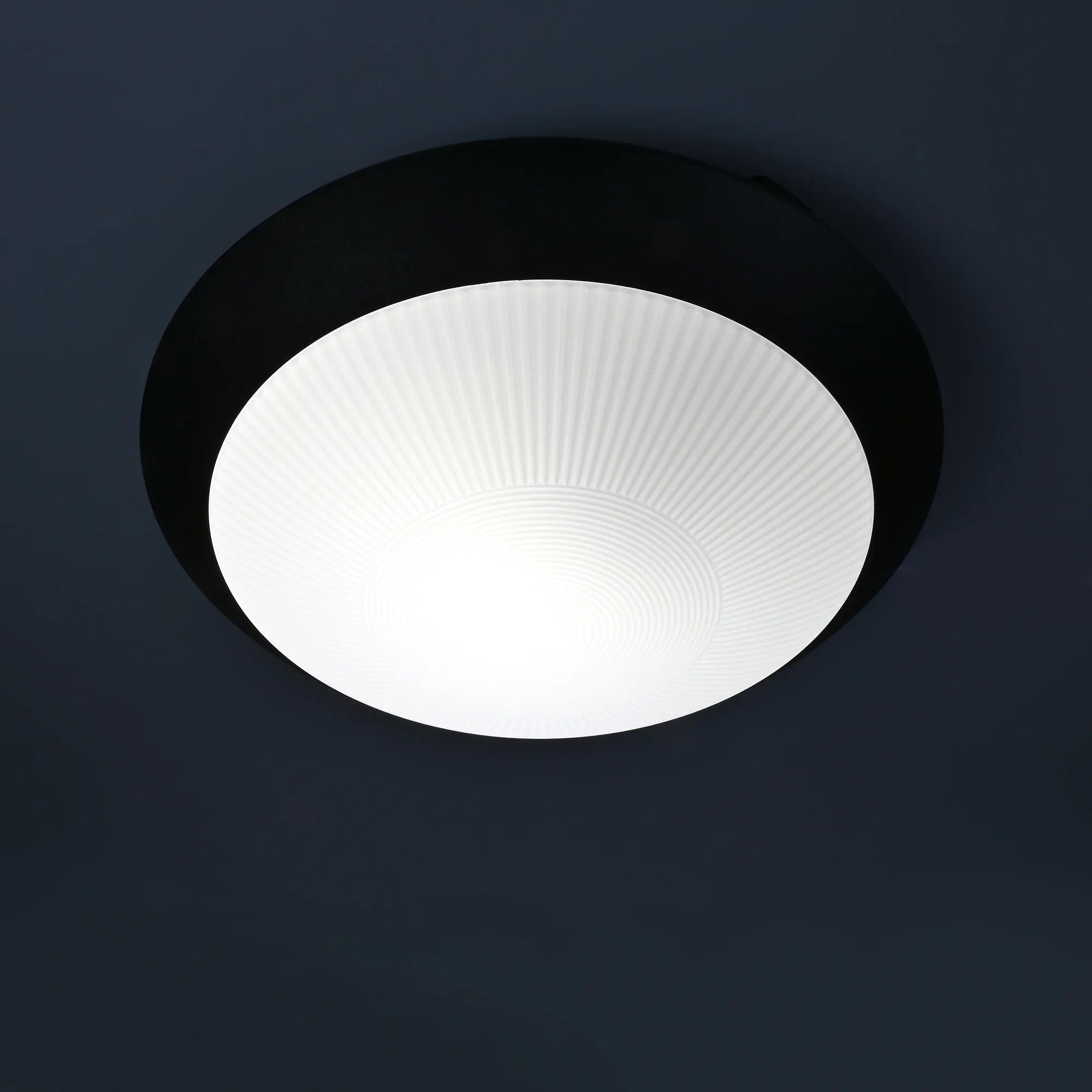 Oprawa sufitowa z czujnikiem ruchu mikrofalowego