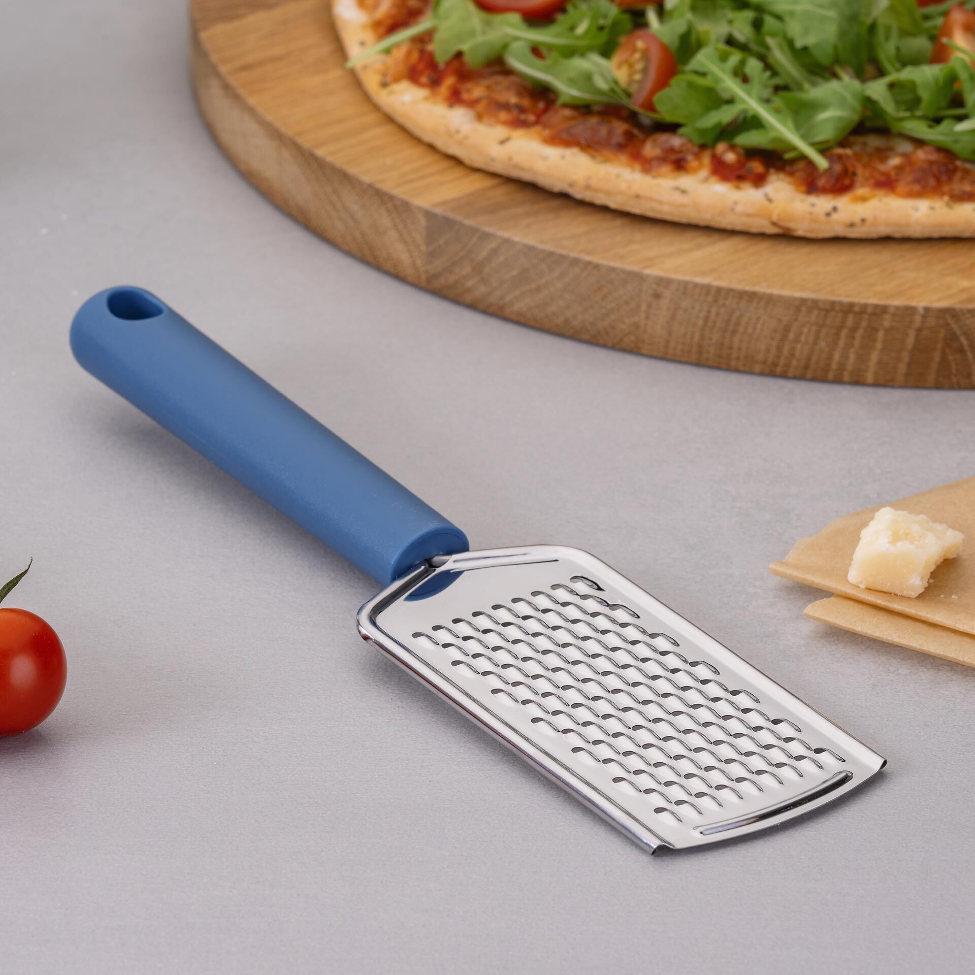 Ręczna tarka Essential, niebieska - idealna do szybkiego i łatwego tarcia