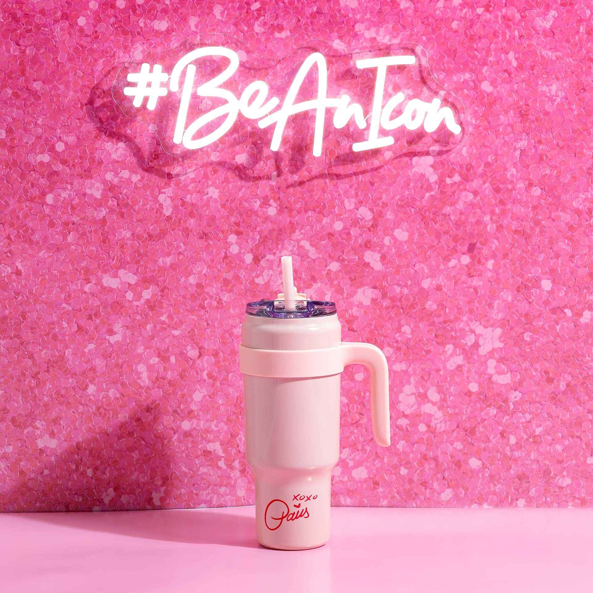 Termosowy kubek na wynos w modnym różu – idealny do każdego napoju