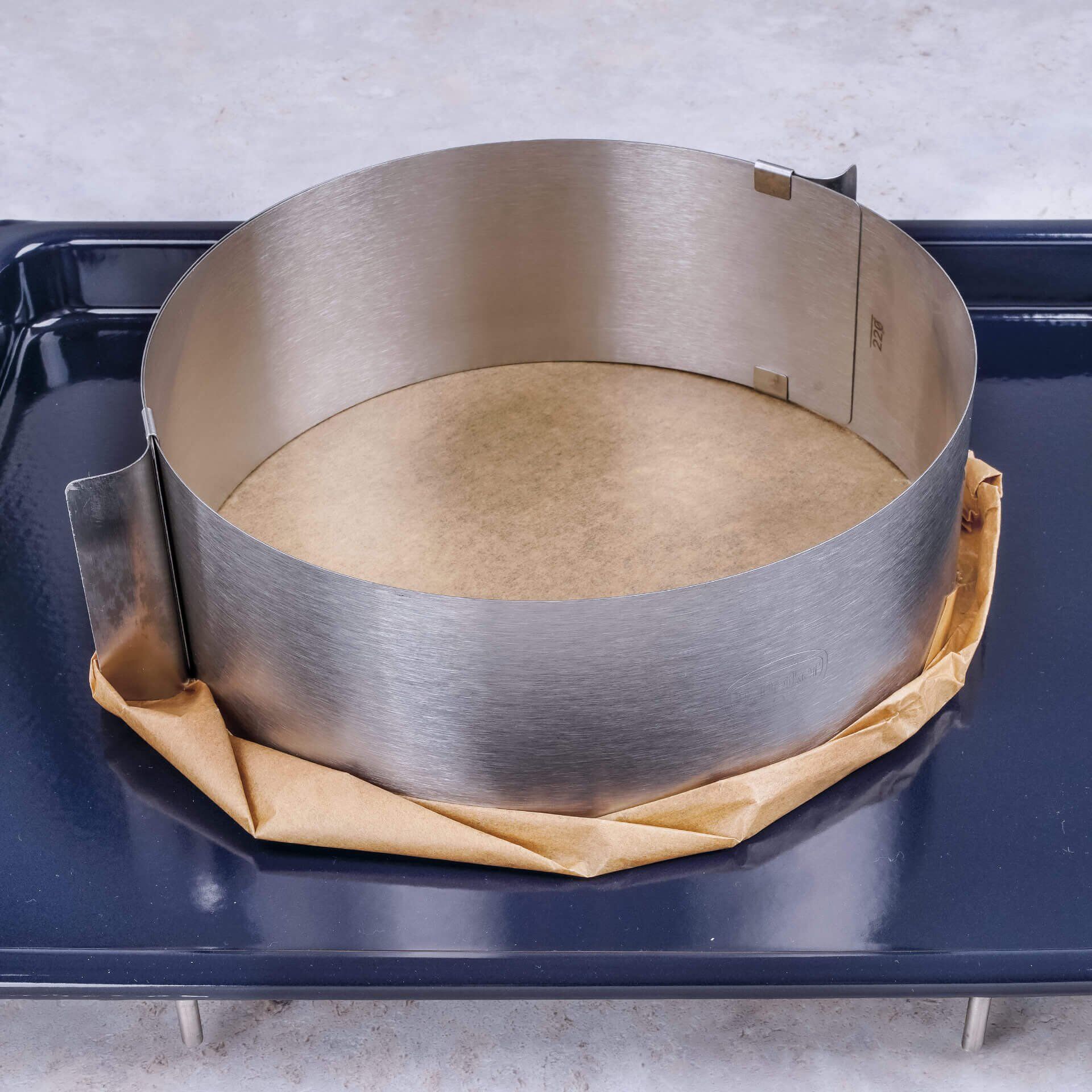 Regulowana obręcz do tortów – precyzyjne napełnianie i pieczenie