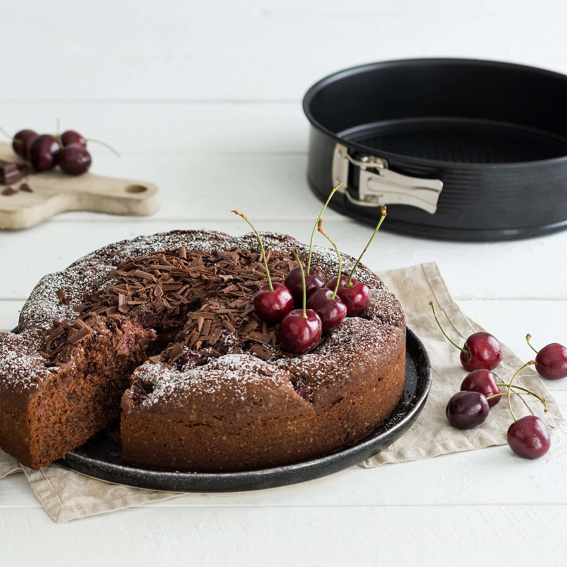 Forma do pieczenia Black Metallic z płaskim i okrągłym dnem, Ø26cm - idealna do klasycznych ciast