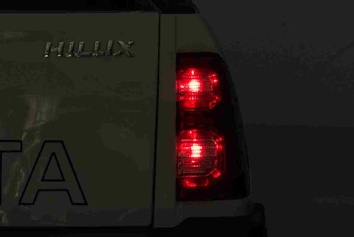 Toyota Hilux na akumulator dla dzieci Biały + Napęd 4x4 + Pilot + 2 bagażniki + Radio MP3 + LED